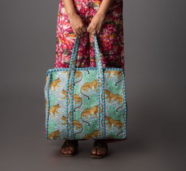 Pastel blue leopard print tote bag with zipper - Image 2